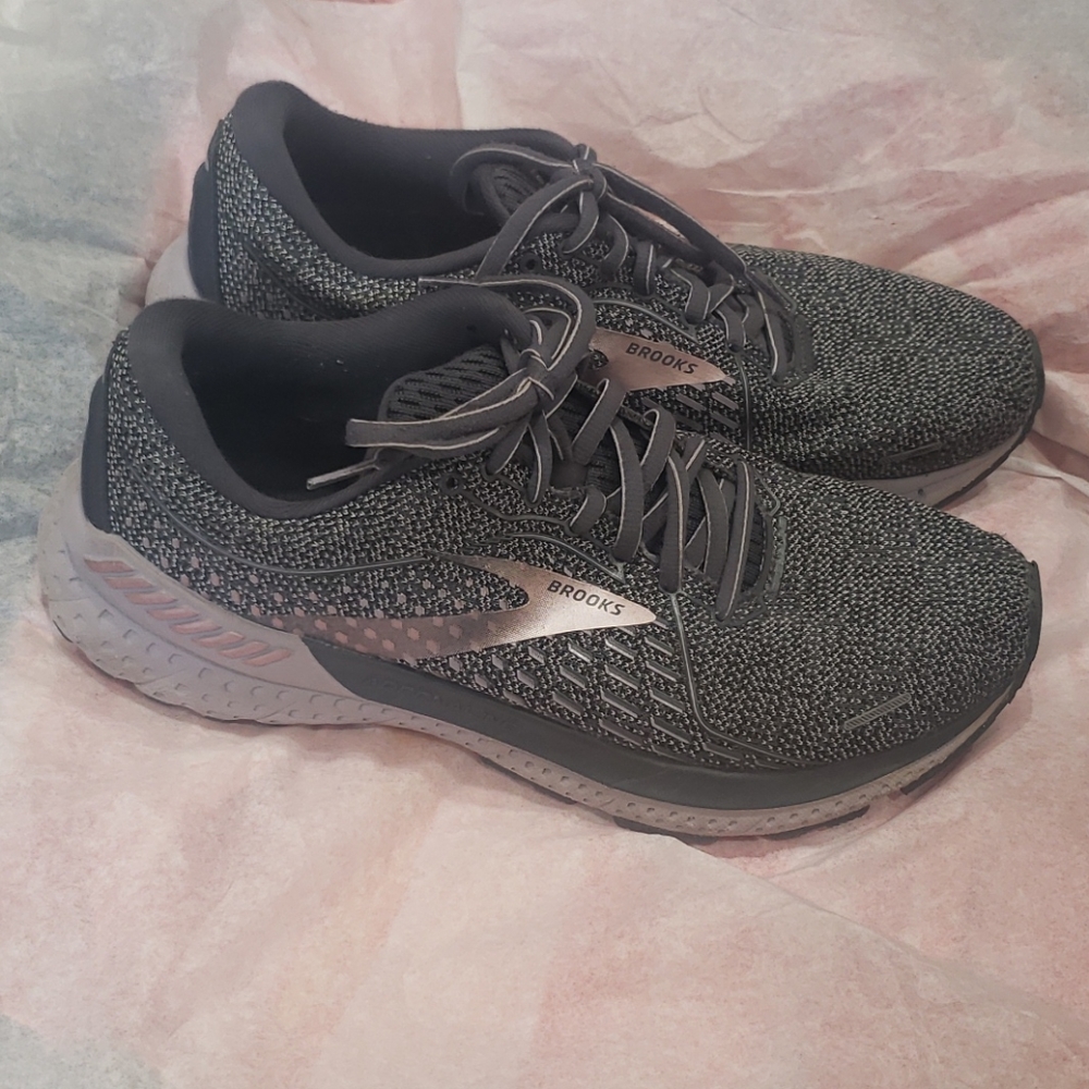 LAST DAY Brooks Sz 9 Adrenaline 21 sneakers